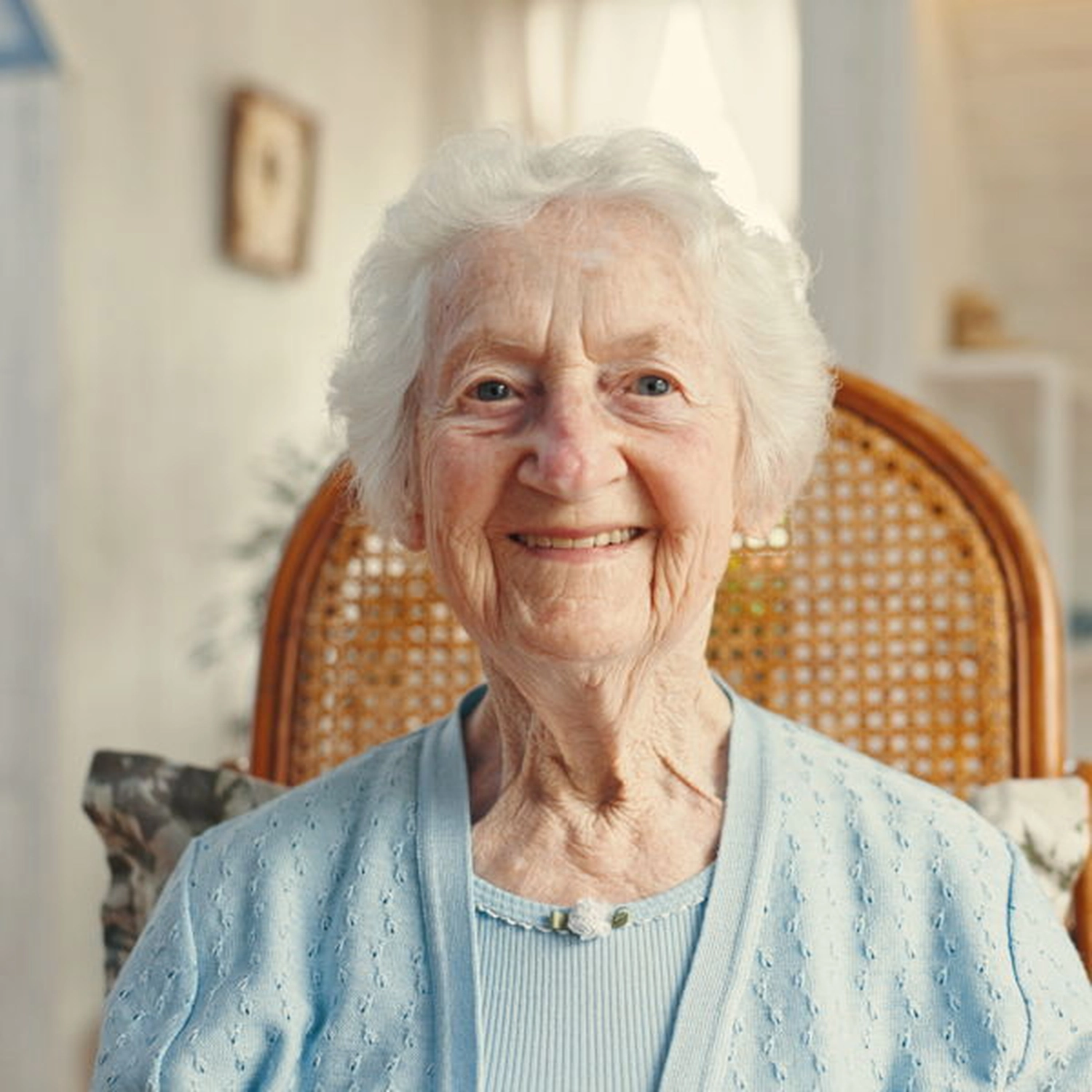 Ein älterer Herr freut sich nach einer überstandenen Pflegebegutachtung zur Einstufung in eine Pflegestufe.