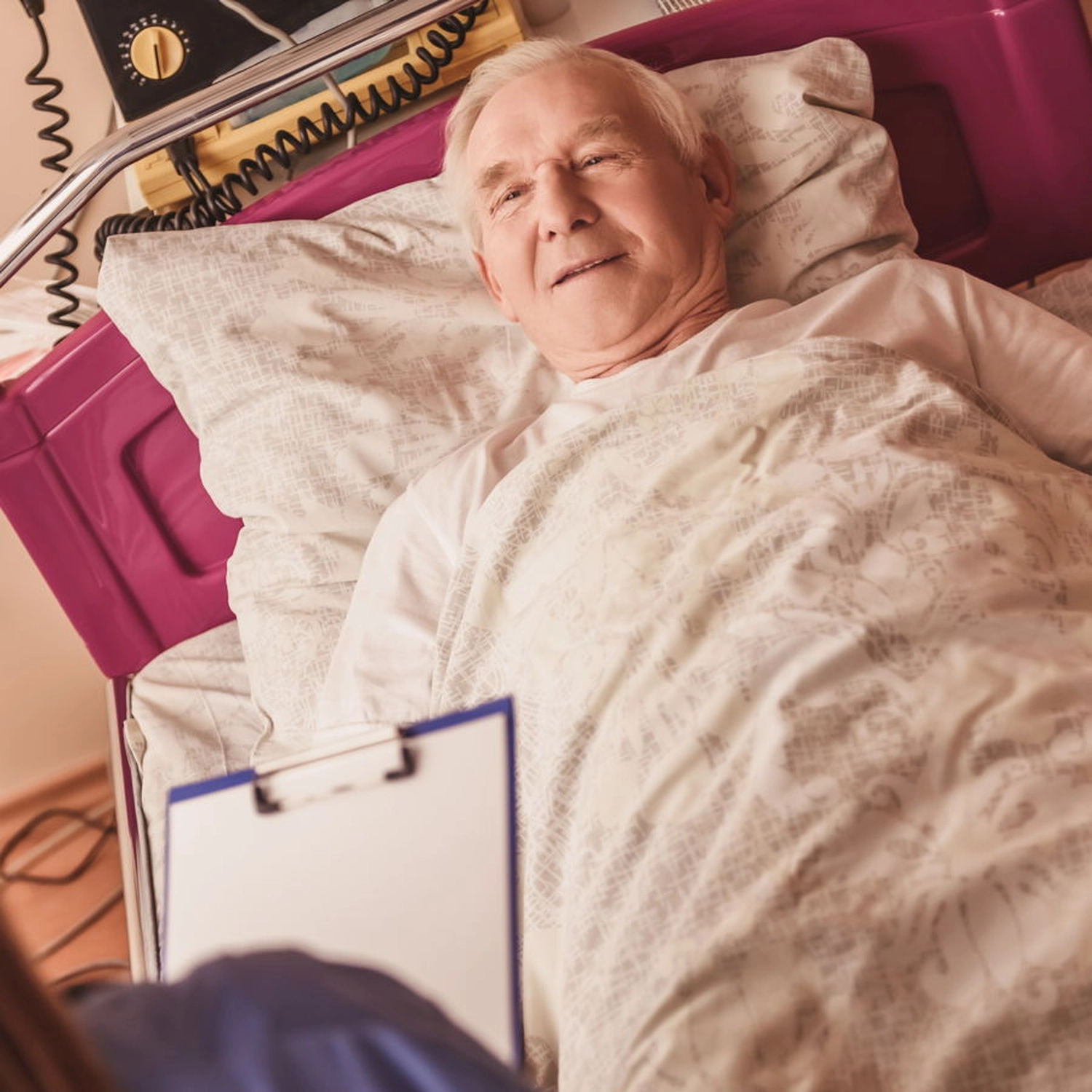 Ein bettlägriger älterer Herr.