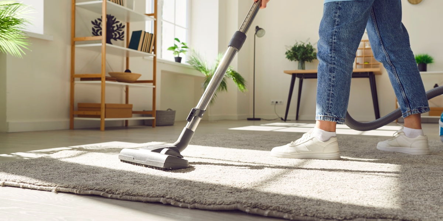 Zwei Fachpflegerinnen vom Pflegedienst Papillon erneuern einen Verband am Bein eines älteren grauhaarigen Patienten.