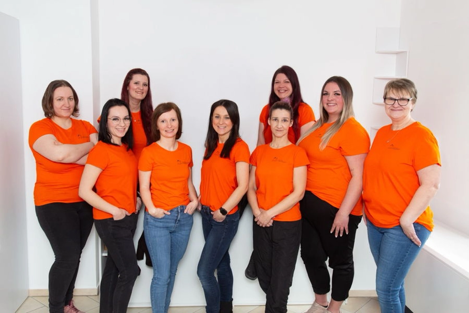 Eine Pflegerin beim Kartenspiel mit einer älteren Dame, was auch zur Altenpflege gehört; sich Zeit für die betreuten Menschen nehmen.